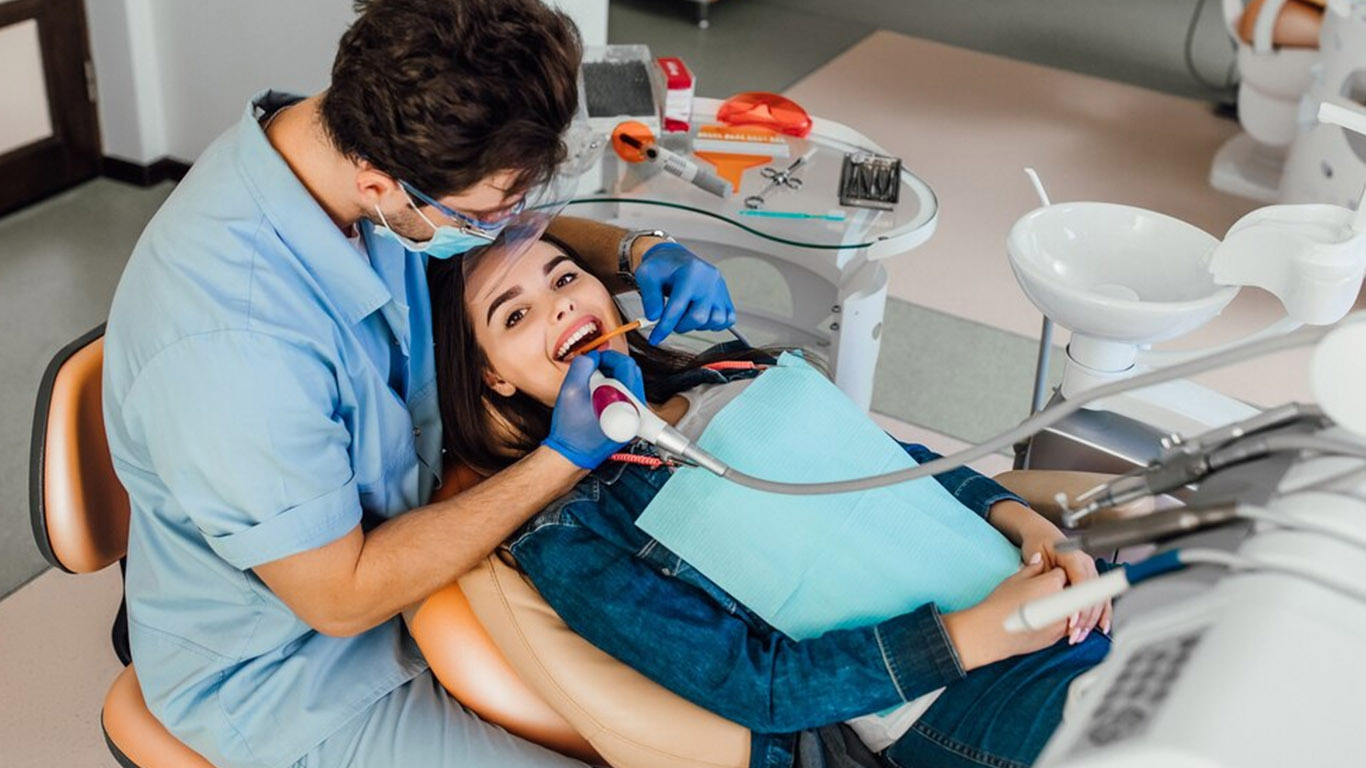 Os 5 principais benefícios do clareamento dental profissional